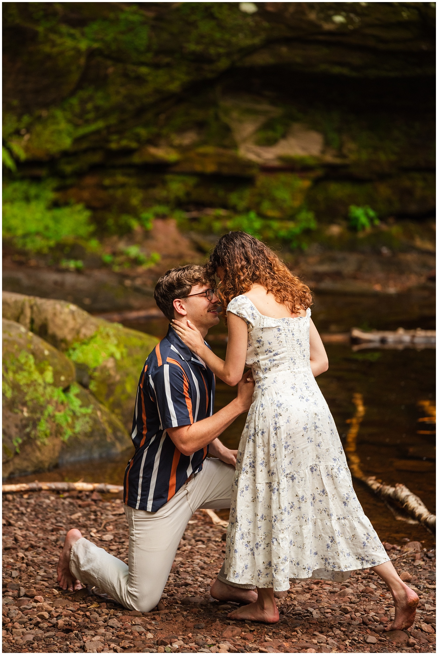 man proposes on one knee to woman